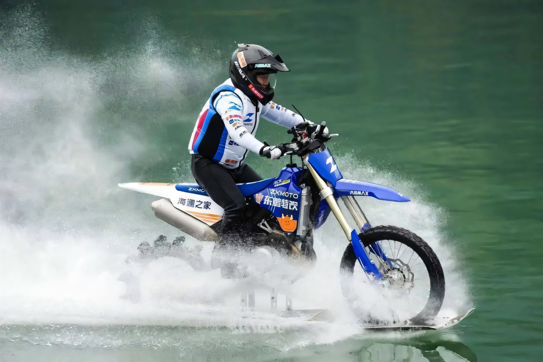 ZXMoto MX450 Weltrekord 2026 – Nahaufnahme der umgebauten ZXMoto MX450 mit Schaufelrad, Kufen und ZXMoto-Dekor beim Gleiten über das Wasser