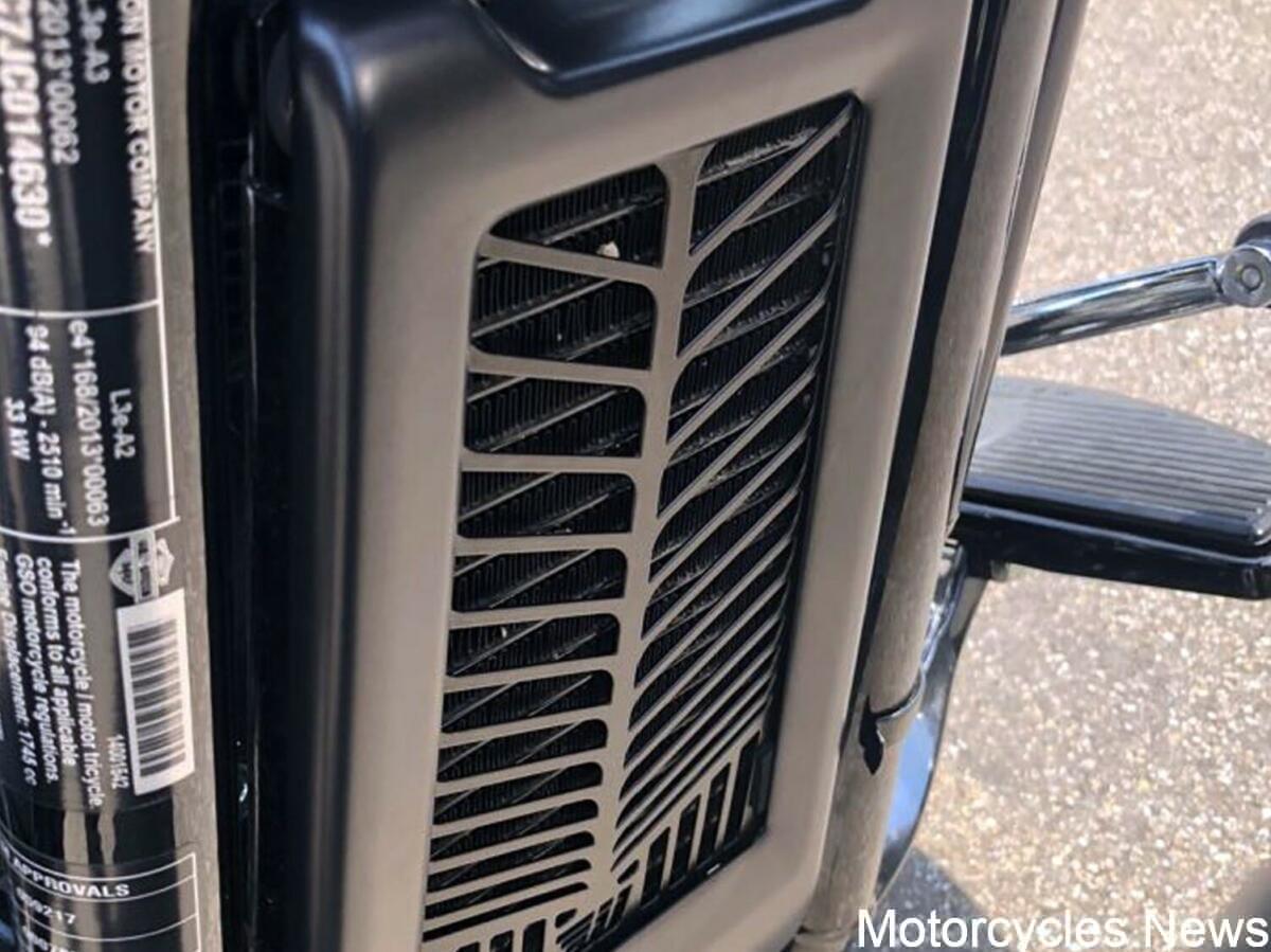 4zu3_Paint3D_Motorrad Ölkühler Cover Abdeckung Softail_96dpi