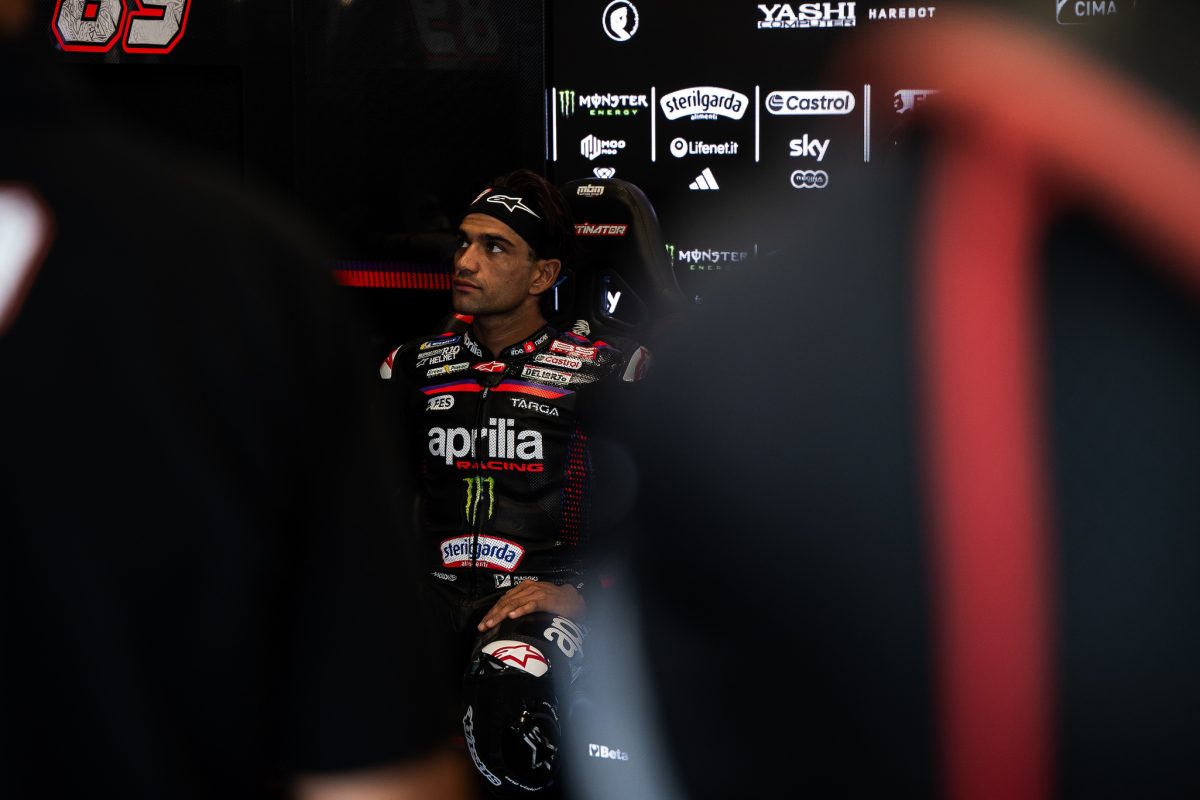 Jorge Martin ohne Helm in der Aprilia-Racing-Box, im Hintergrund seine Startnummer 89 – MotoGP Großbritannien GP Silverstone 2026