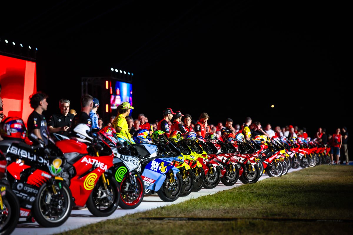 Aufgereihte Ducati-Werksmotorräder mit Lenovo-Lackierung bei Nacht auf der Strecke in Misano