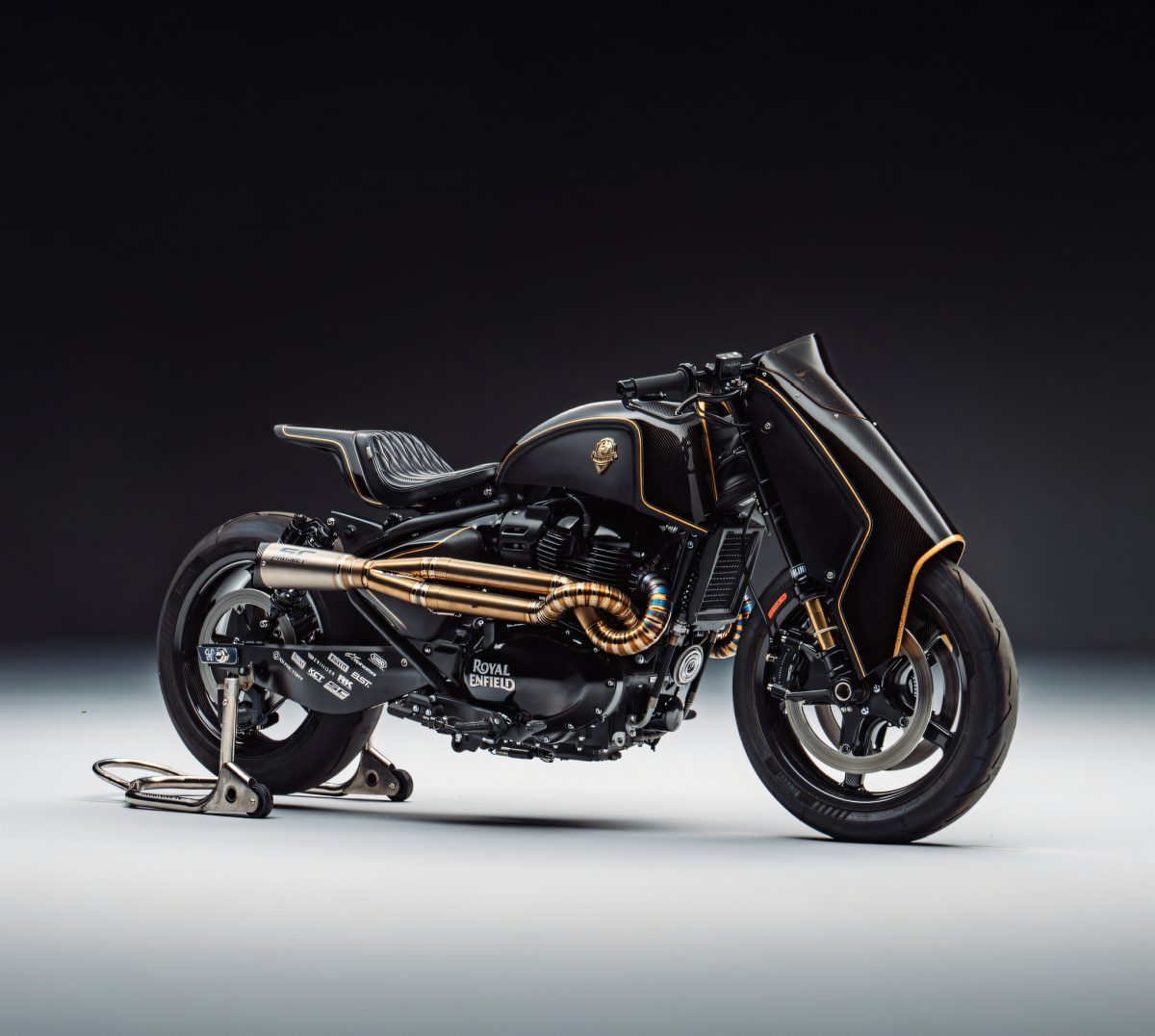 Rough Crafts Caliber Royale – das Individual-Umbauprojekt von Winston Yeh, das als Vorlage fuer die Shotgun 650 x Rough Crafts diente (Hintergrundmaterial, NICHT das Seriemodell) – Studioaufnahme mit bronzefarbenen Auspuffkruemmern und Halbverkleidung