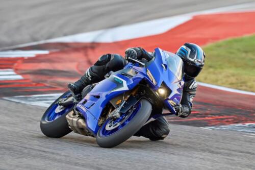 2025_YAM_YZF900R9_EU_DPBMC_ACT_003_03_preview_1
