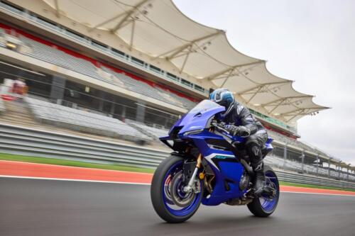 2025_YAM_YZF900R9_EU_DPBMC_ACT_004_03_preview_1