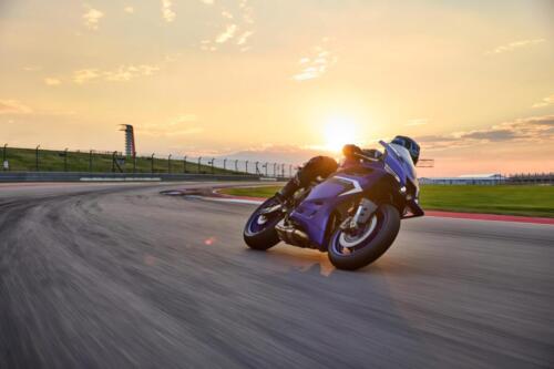2025_YAM_YZF900R9_EU_DPBMC_ACT_005_03_preview_1