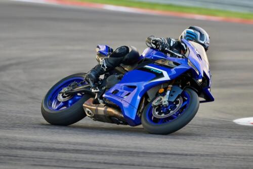 2025_YAM_YZF900R9_EU_DPBMC_ACT_006_03_preview_1