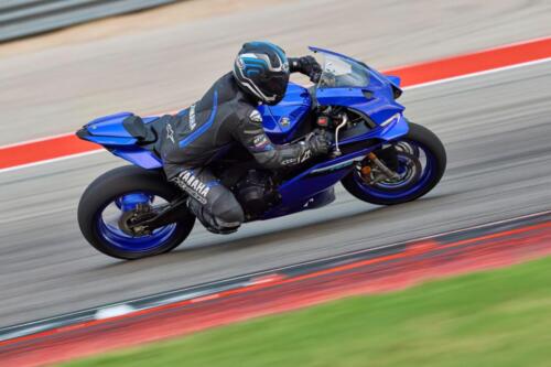 2025_YAM_YZF900R9_EU_DPBMC_ACT_008_03_preview_1