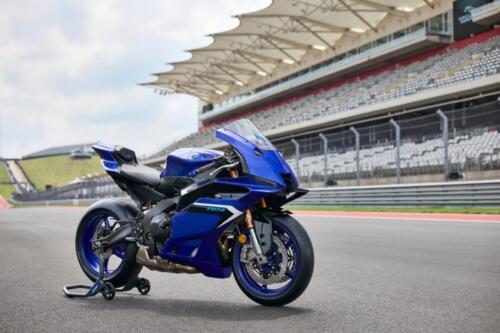 2025_YAM_YZF900R9_EU_DPBMC_STA_001_03_preview_1