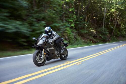 2025_YAM_YZF900R9_EU_MDNM6_ACT_003_03_preview_1