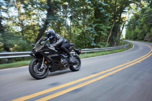 2025_YAM_YZF900R9_EU_MDNM6_ACT_004_03_preview_1