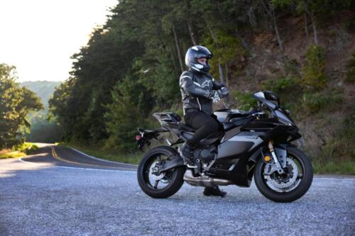 2025_YAM_YZF900R9_EU_MDNM6_STA_002_03_preview_1