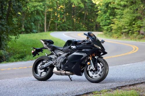 2025_YAM_YZF900R9_EU_MDNM6_STA_003_03_preview_1