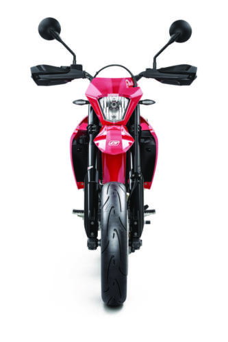 30696_Supermoto _ SM 700 _ 2022 _ Studio