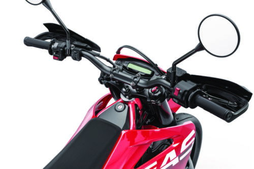 30698_Supermoto _ SM 700 _ 2022 _ Studio