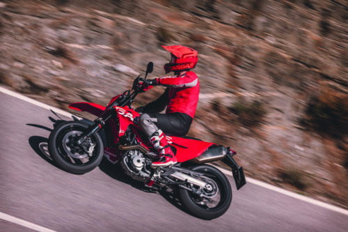 33770_Supermoto _ SM 700 _ 2022 _ Action