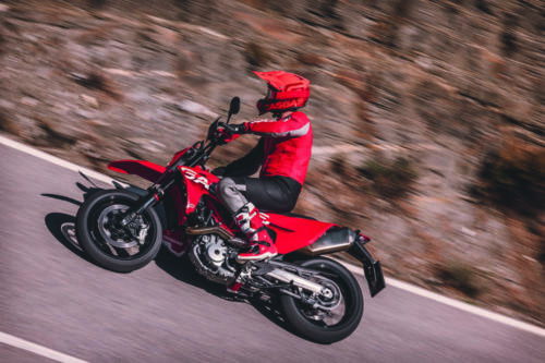 33770_Supermoto _ SM 700 _ 2022 _ Action