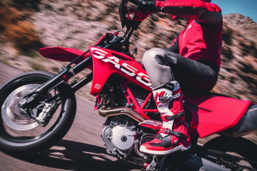 33773_Supermoto _ SM 700 _ 2022 _ Action
