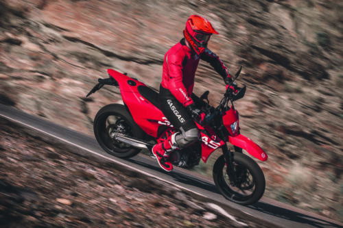 33779_Supermoto _ SM 700 _ 2022 _ Action