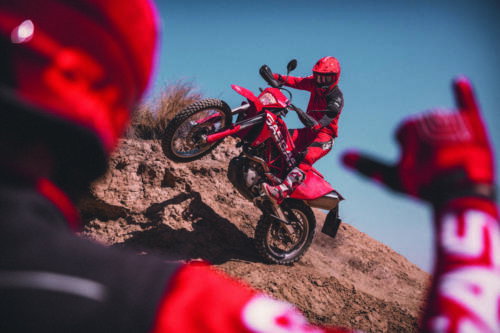 33783_Travel _ ES 700 _ 2022 _ Action