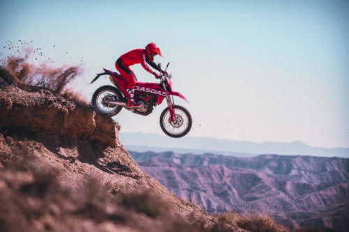 33785_Travel _ ES 700 _ 2022 _ Action