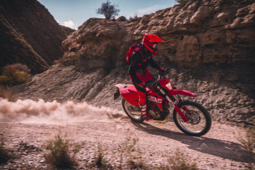 33789_Travel _ ES 700 _ 2022 _ Action