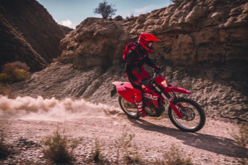 33789_Travel _ ES 700 _ 2022 _ Action