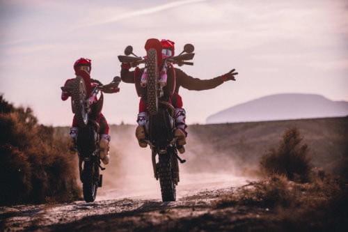 33792_Travel _ ES 700 _ 2022 _ Action