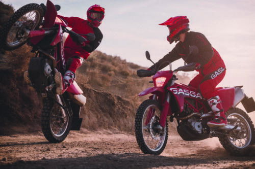 33794_Travel _ ES 700 _ 2022 _ Action