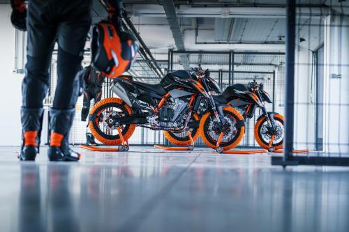 410900_MY22 KTM 890 DUKE R - Cat B