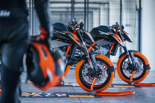 410901_MY22 KTM 890 DUKE R - Cat B