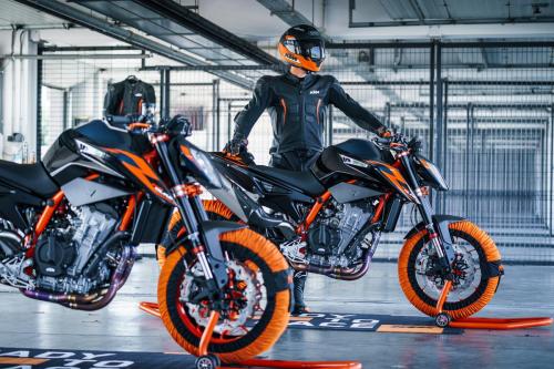 410903_MY22 KTM 890 DUKE R - Cat B