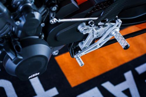 410926_MY22 KTM 890 DUKE R - Cat B