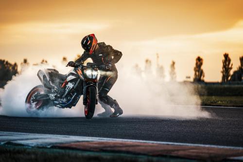 410985_MY22 KTM 890 DUKE R - Cat B
