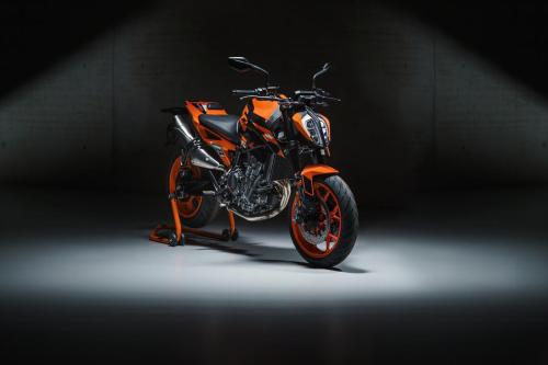 427606_MY22 KTM 890 DUKE GP
