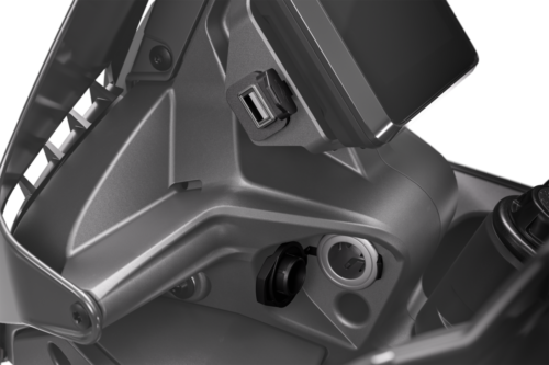509851_MY23 KTM 890 SMT_USB _ 12V_Open_Studio