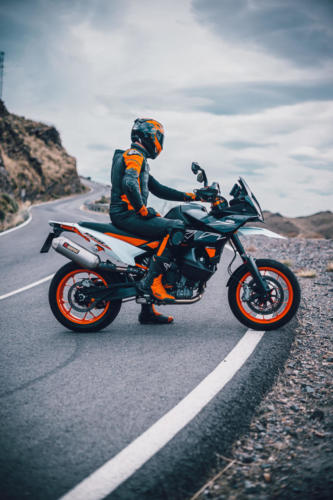 509904_MY23 KTM 890 SMT_Static_Road_Legel_Bike_Static