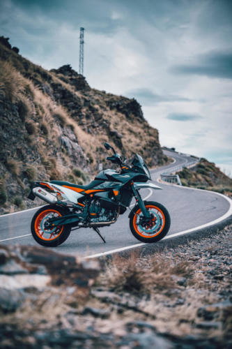 509906_MY23 KTM 890 SMT_Static_Road_Legel_Bike_Static