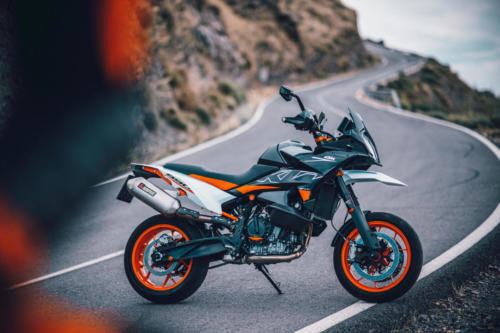 509908_MY23 KTM 890 SMT_Static_Road_Legel_Bike_Static