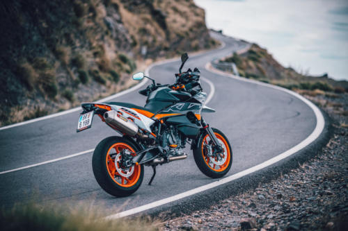 509909_MY23 KTM 890 SMT_Static_Road_Legel_Bike_Static