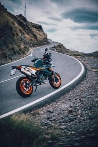 509910_MY23 KTM 890 SMT_Static_Road_Legel_Bike_Static