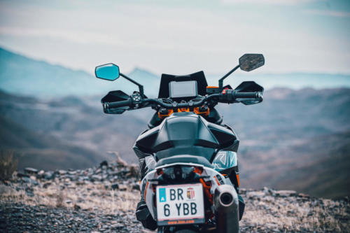 509912_MY23 KTM 890 SMT_Static_Road_Legel_Bike_Static