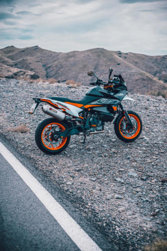 509913_MY23 KTM 890 SMT_Static_Road_Legel_Bike_Static