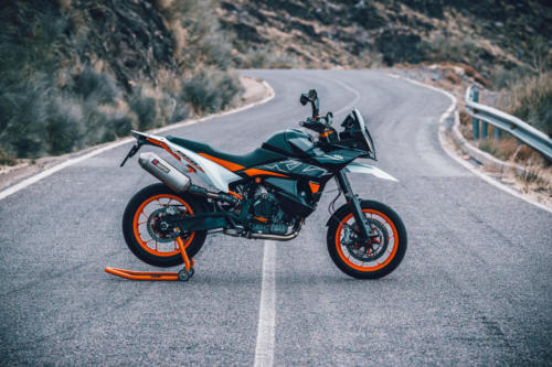 509916_MY23 KTM 890 SMT_Static_Road_Legel_Bike_Static