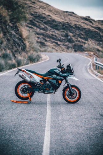 509917_MY23 KTM 890 SMT_Static_Road_Legel_Bike_Static