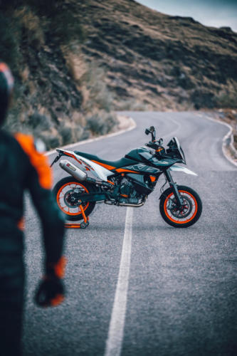 509918_MY23 KTM 890 SMT_Static_Road_Legel_Bike_Static