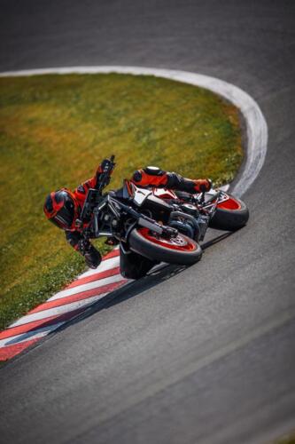 638333_MY25 KTM 990 DUKE R_ACTION_Action_ACTION_01_ACTION IMAGES