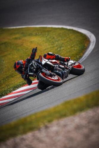 638334_MY25 KTM 990 DUKE R_ACTION_Action_ACTION_01_ACTION IMAGES