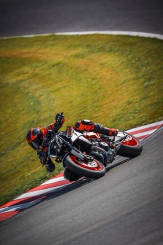 638335_MY25 KTM 990 DUKE R_ACTION_Action_ACTION_01_ACTION IMAGES