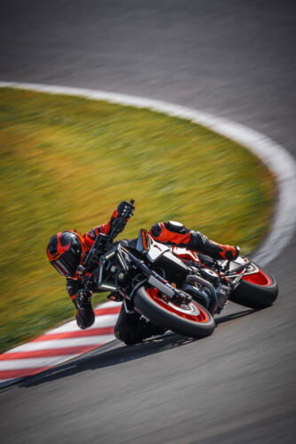 638336_MY25 KTM 990 DUKE R_ACTION_Action_ACTION_01_ACTION IMAGES