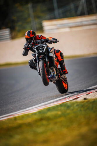 638337_MY25 KTM 990 DUKE R_ACTION_Action_ACTION_01_ACTION IMAGES