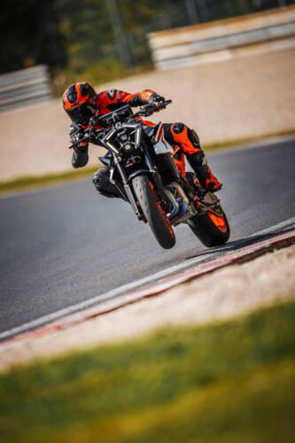 638338_MY25 KTM 990 DUKE R_ACTION_Action_ACTION_01_ACTION IMAGES
